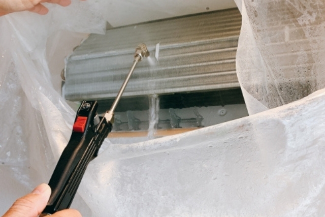 エアコン洗浄クリーニング中