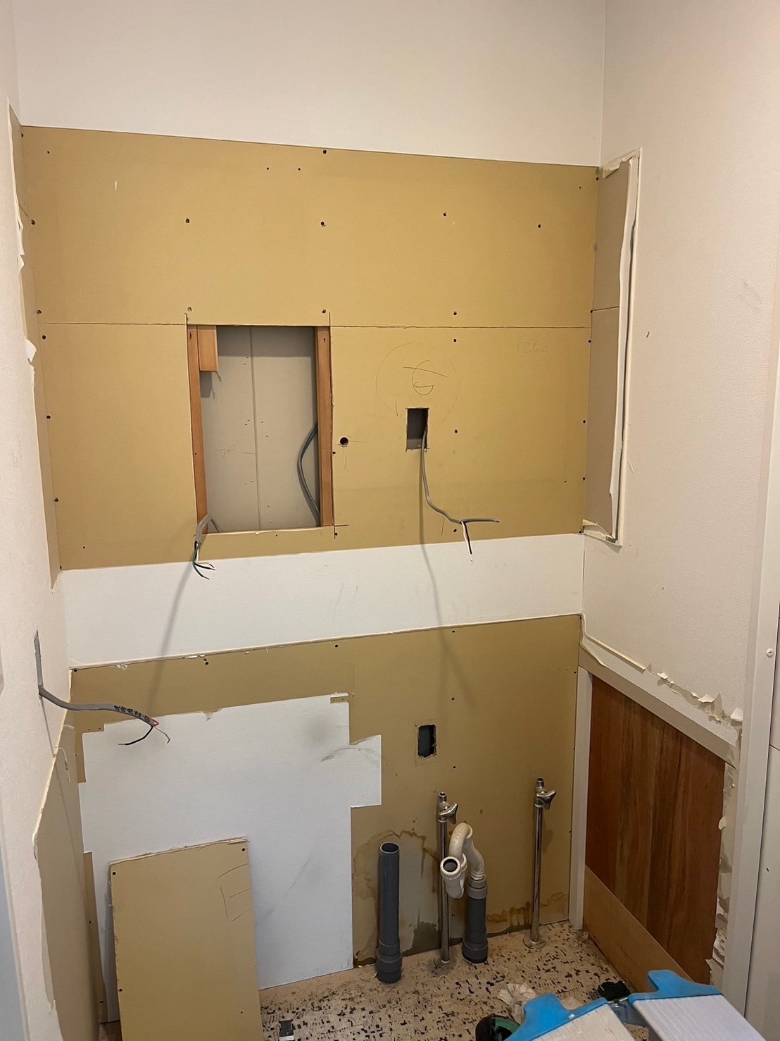 洗面化粧台の入れ替え中