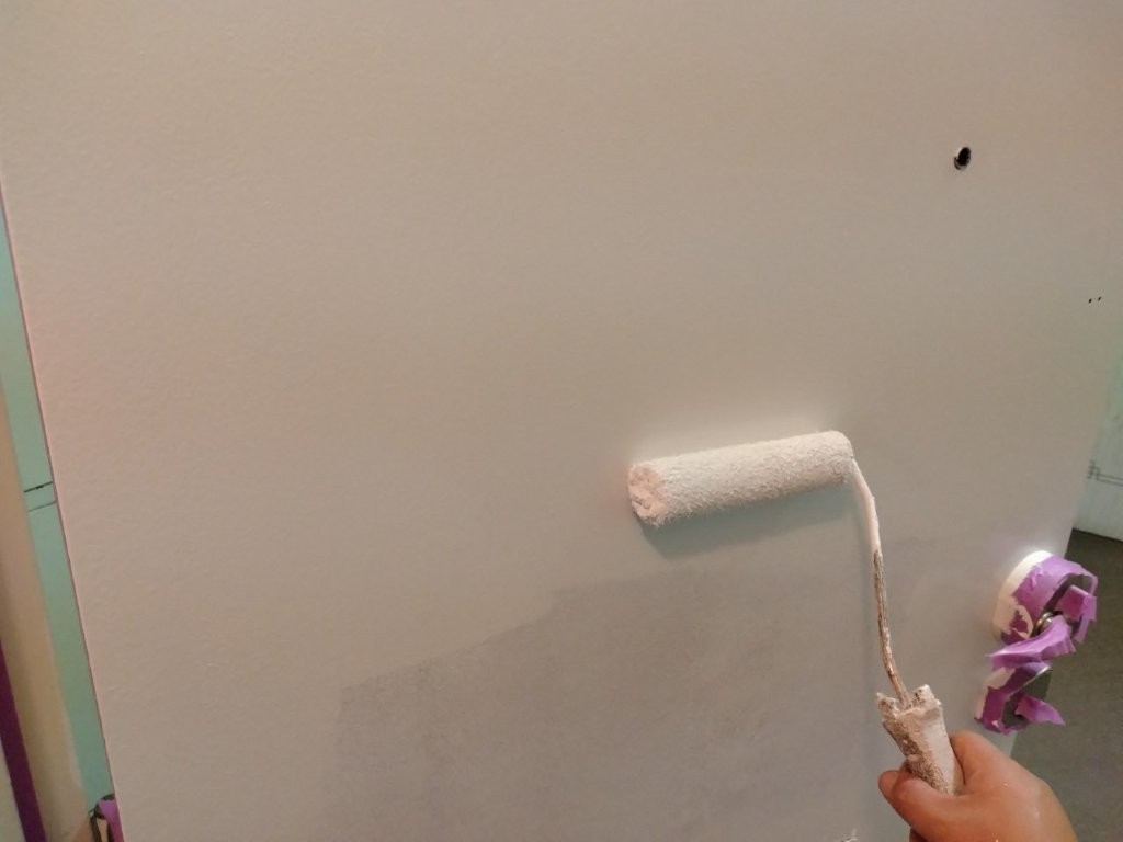 ローラーを使っての中塗り塗装