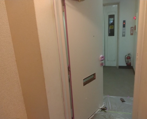 玄関扉の塗装工事完工