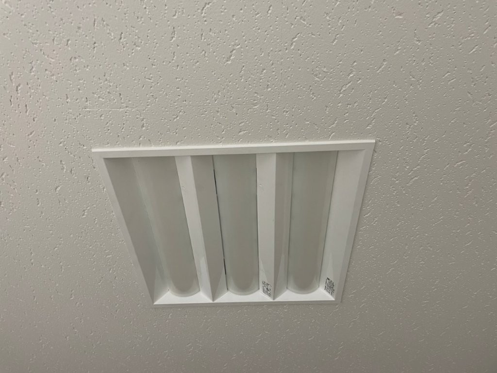 施工完了後の天井照明器具まわりのきれいな仕上がり｜埼玉県さいたま市のテナント内装塗装