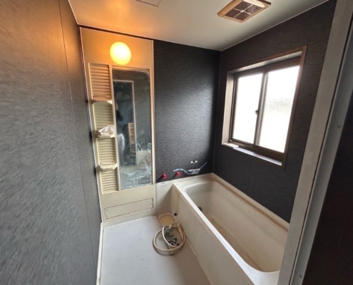 埼玉県久喜市の賃貸アパート 浴室シート貼り施工後｜ダークトーンで高級感を演出した壁面リフォーム