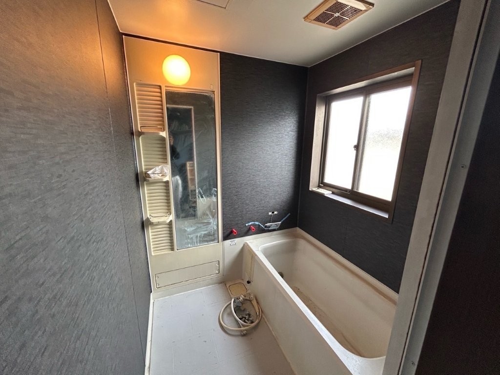 埼玉県久喜市の賃貸アパート 浴室シート貼り施工後｜ダークトーンで高級感を演出した壁面リフォーム