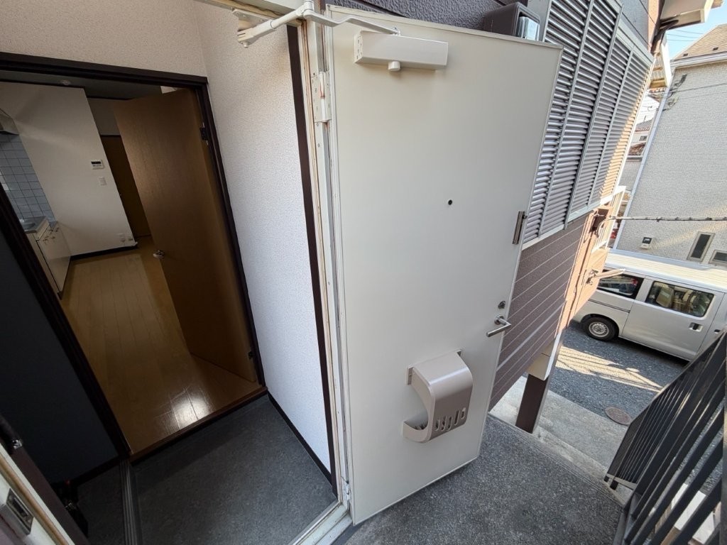 埼玉県幸手市 賃貸アパート 玄関ドアシート張り施工後 ホワイト仕上げ