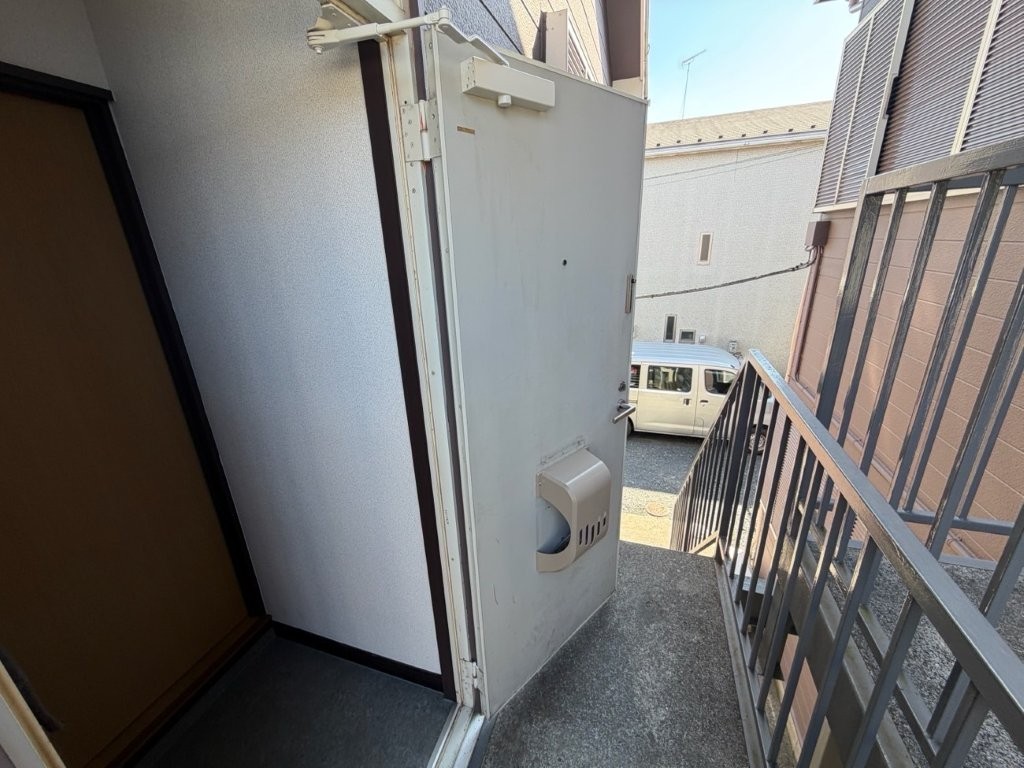 埼玉県幸手市 賃貸アパート 玄関ドアシート張り 施工前 スチールドアの汚れ・擦れ