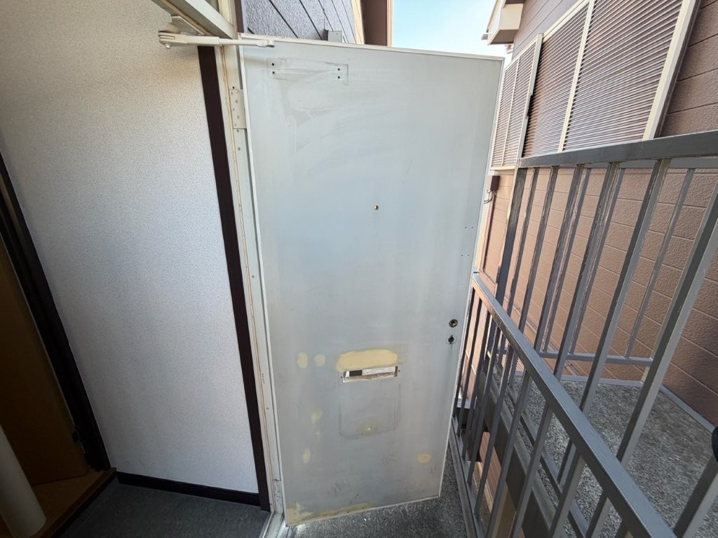 埼玉県幸手市 玄関ドアシート張り 施工中 下地調整 パテ処理 郵便受け周辺補修